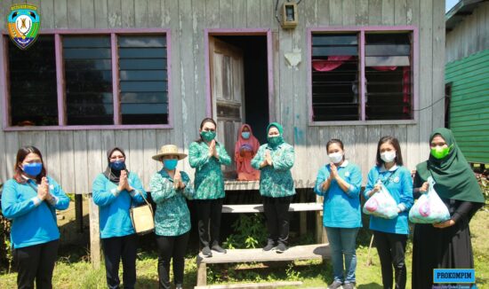 Saat Idul Adha, Ketua TP PKK Malinau, Ny. Maylenty Wempi dan Anggota lakukan aksi “PKK Berbagi”