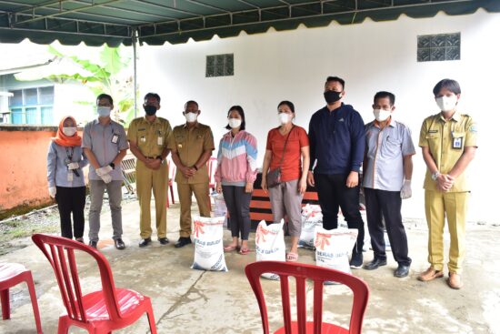 Bupati Luncurkan Bantuan Beras PPKM 2021