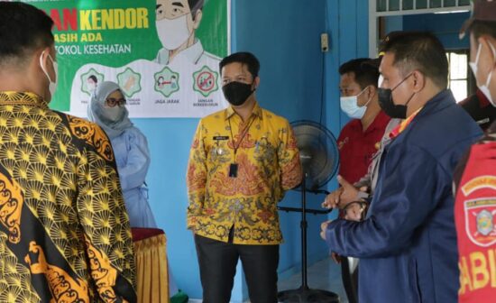 Bupati dan Wakil Monitoring Pelaksanaan Vaksinasi Covid-19 di Desa Sengkong dan Menjelutung