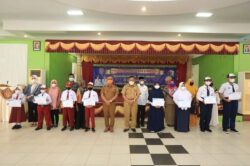 WALI KOTA SERAHKAN BEASISWA PRESTASI