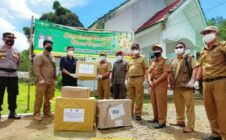 Gubernur Kaltara Serahkan Bantuan Obat-obatan Untuk Masyarakat Malinau