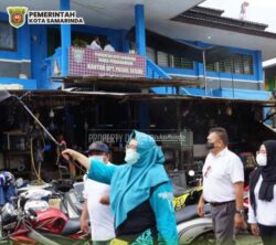 Semprot Eco Enzyme di Lokasi Dua Pasar, Langkah TP PKK Samarinda Dan Dinas Perdagangan Cegah Penyebaran Covid 19