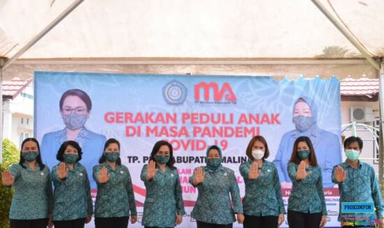 Ketua TP PKK Malinau Ny. Maylenty Wempi Salurkan Buku Bagi Anak-anak PAUD