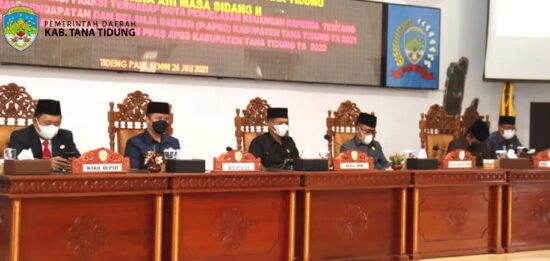 Bupati Dengarkan Pandangan Umum Terhadap Nota Keuangan Raperda tentang P-APBD KTT Oleh Fraksi DPRD