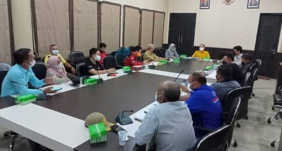 Rapat Bahas Beri Bantuan Paket Sembako Untuk Warga Isoman Covid-19   