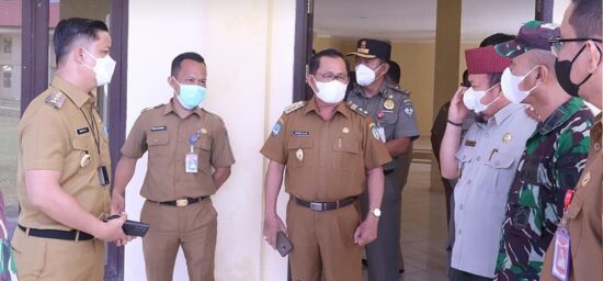Bupati KTT Tinjau Dan Minta Fasilitasi Diperbaiki Agar Penghuni Pasien Covid-19 Nyaman