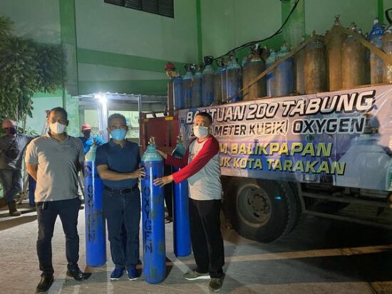 Walikota Tarakan Salurkan Tabung Oksigen