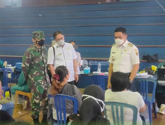 Tinjau Vaksinasi Massal Di Gor Segiri, Wali Kota Berharap Distribusi Vaksin dari Jakarta Berjalan Lancar