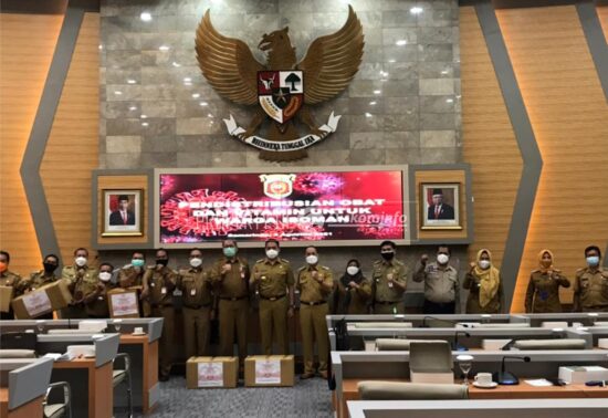 Walikota Serahkan Bantuan Obat-obatan dan Vitamin 3.562 Untuk Pasien Isoman