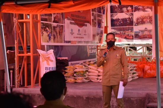 Bupati Serahkan Bantuan Sembako untuk Warga Terdampak Covid-19