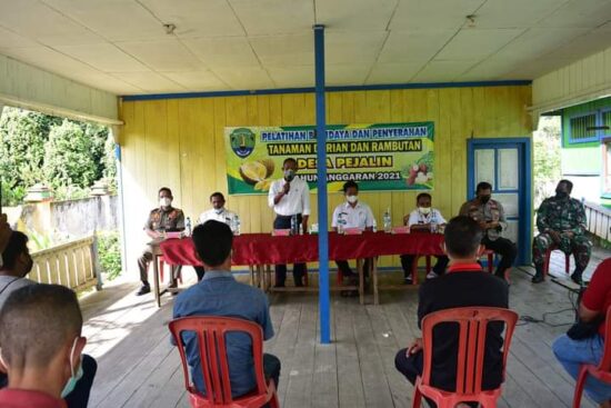 Kelompok Tani Pejalin Terima 2.200 Bibit Durian dan Rambutan