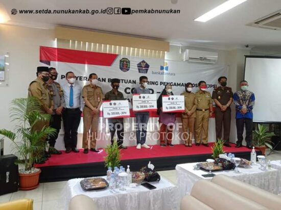 Bupati Nunukan Menyerahkan Bantuan Jaring Pengaman Sosial (JPS) Covid-19