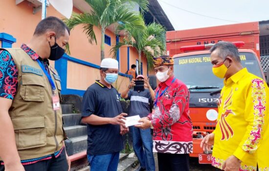 Gubernur Salurkan Bantuan Uang Tunai untuk Korban Longsor Sebengkok