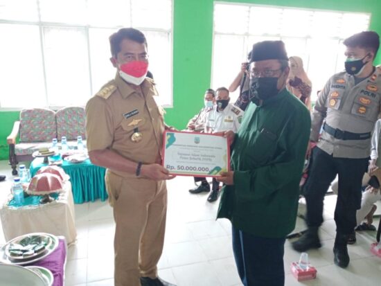 Gubernur Zainal Sambangi dan Serahkan Bantuan Untuk Guru YII Al-Khairaat Sebatik