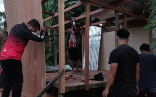 Gubernur Kaltara Bedah Rumah Nenek Zaharah (70)