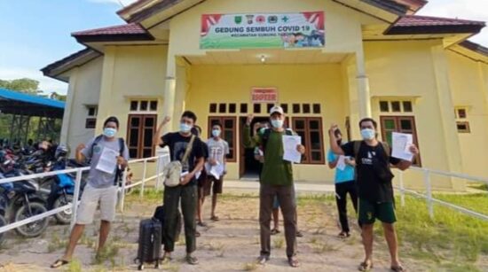 Camat Gunung Tabur Lepas Pemulangan Pasien Isoter