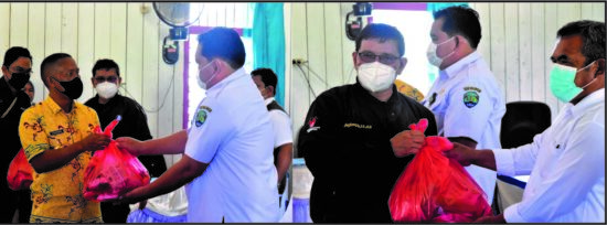 Bupati – Wabup Salurkan Bantuan Dari ASN Dan Pengusaha