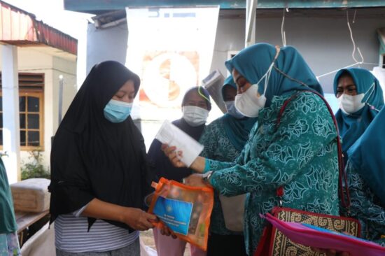 Gencar Aksi Penanganan Covid-19, Rachmawati Paliwang Bagi Masker