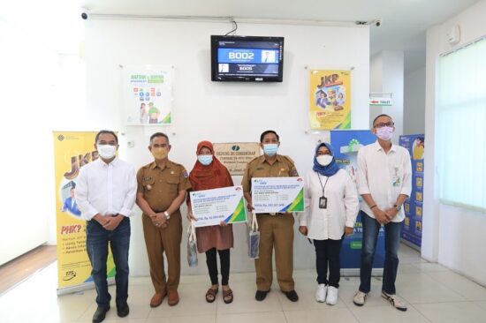 Dihadiri Walikota, Hari Pelanggan Nasional, BPJS Ketenagaankerjaan Serahkan JKK dan JKM Kepada Penerima