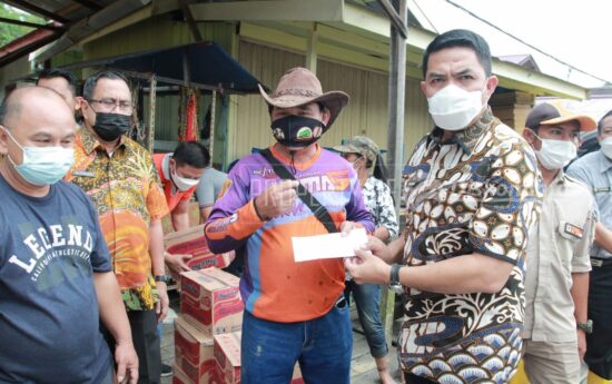 Gerak Cepat, Wali Kota Langsung Turun Tangan Bantu Korban Banjir Pampang