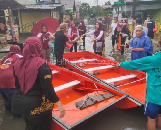 Sambangi Korban Banjir, Rinda Wahyuni Bagikan 130 Paket Obat-obatan dan Makanan