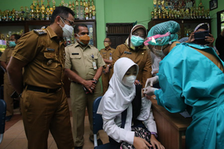 Walikota Tinjau Vaksinasi Pelajar SMP 12 Balikpapan