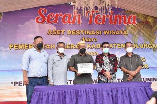 Bupati – Wabup Serahkan Aset Wisata Pantai Tanah Kuning 2