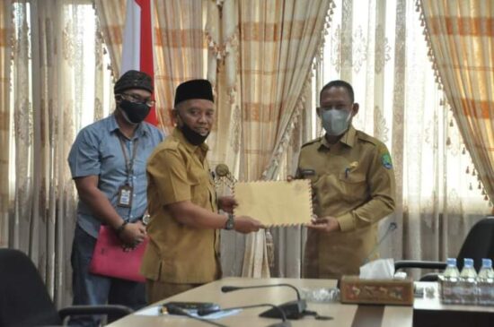 Tim Pansel JPT Serahkan Hasil ke Bupati