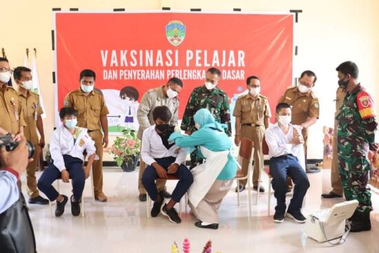 Vaksinasi Pelajar dan Penyerahan Bantuan Perlengkapan Dasar di SMPN 5