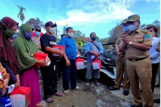Gubernur Sambangi Korban Kebakaran di Desa Malinau Hilir