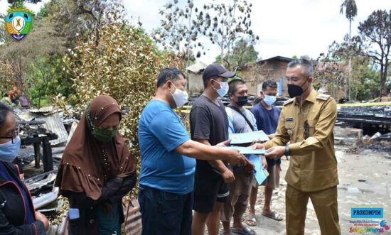 Tinjau Lokasi Kebakaran, Bupati Wempi berikan bantuan kepada korban