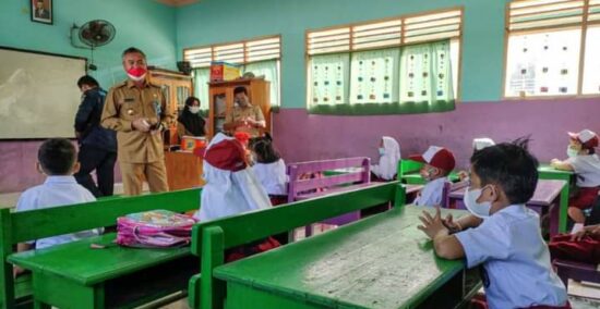Bupati Pantau Pelaksanaan PTMT di Beberapa Sekolah