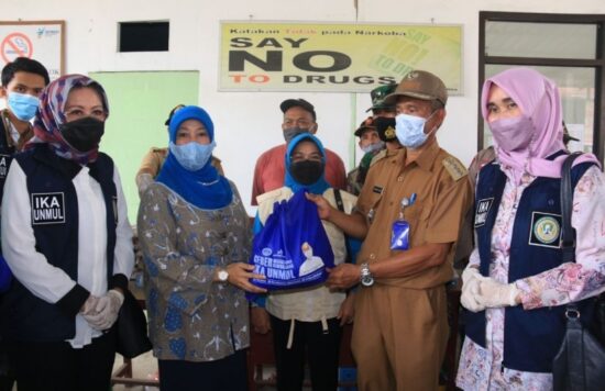 PKK Kaltim dan IKa Unmul Berbagi Sembako Untuk Korban Banjir