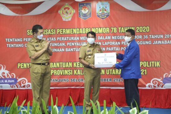 Serahkan Bankeu Tahap I, Gubernur Harapkan Parpol jadi Pelopor Penanganan Covid-19