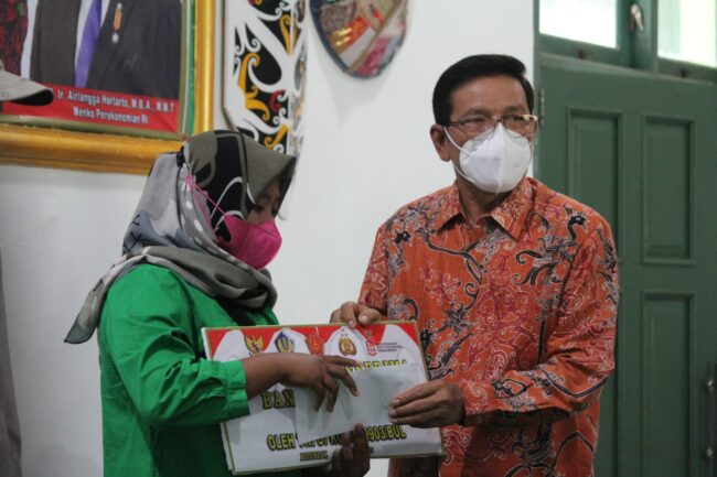 300 Pedagang Kaki Lima dan Warung Terima Bantuan