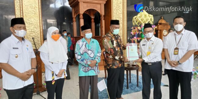 BUPATI NUNUKAN HADIRI PERINGATAN MAULID NABI MUHAMMAD SAW 1443 H TAHUN 2021  Laura : Perbedaan Pendapat Jangan Sampai Membuat Kita Terpecah Belah