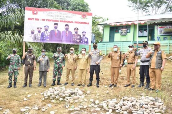 TNI Bagikan 1.000 Dosis Vaksin di Peso