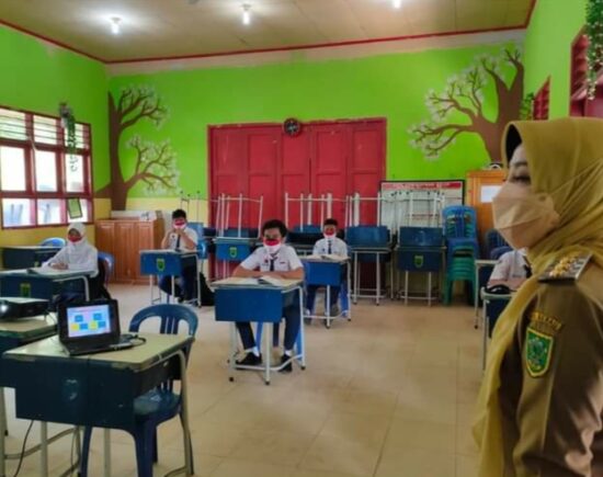 Bupati Berau Tinjau Proses Belajar Tatap Muka di Hari Pertama
