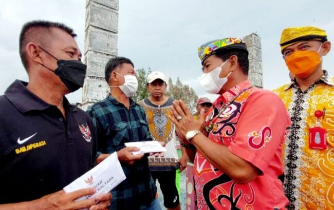 Di Posko Pengungsian, Gubernur Hibur Korban Kebakaran