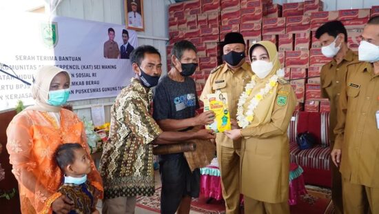 Pemkab Berau Berikan Bantuan Jatah Hidup Kepada Masyarakat di Sungai Maning