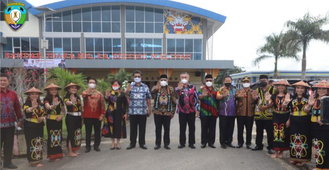 Bupati Malinau Dan Jajaran Sambut Kedatangan Dirjen Bimas Kristen Prof. Dr. Thomas Pentury, M.Si di Bandara Malinau