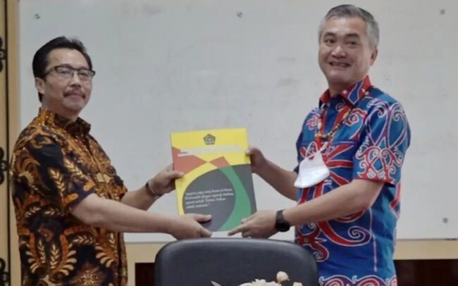 Bupati Malinau Terima 2 Dokumen dari Dirjen Bimas Kristen Kemenag RI