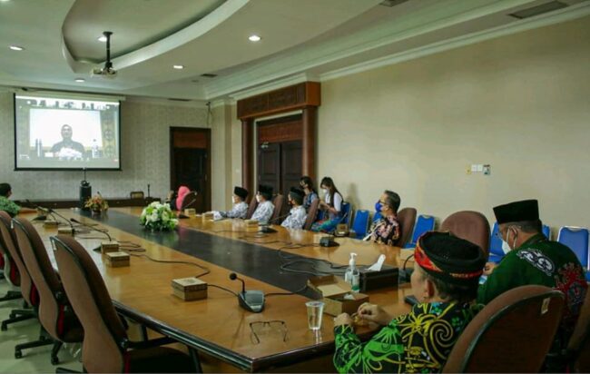 Peringati HGN Ke- 76, Bupati Sapa Para Guru Secara Virtual