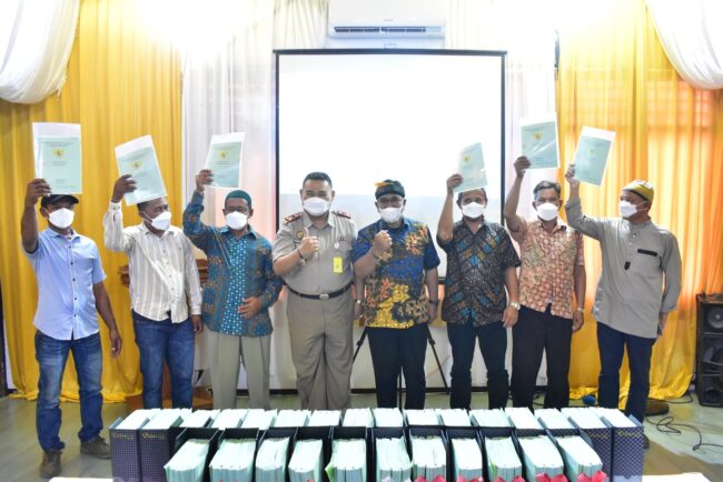 Menteri ATR/BPN Serahkan Sertifikat Tanah untuk Rakyat