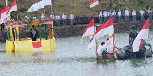 BUPATI NUNUKAN BERTINDAK SELAKU IRUP DI ACARA HUT PGRI DI DANAU SMKN 1 SEBATIK BARAT