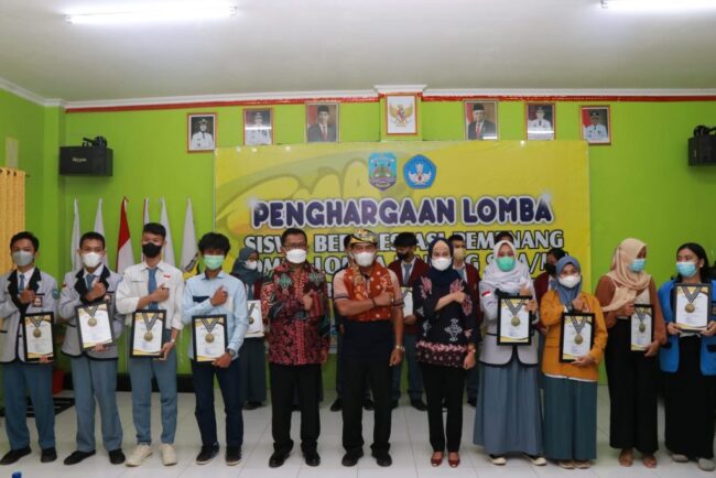 Gubernur Serahkan Penghargaan Untuk Siswa/i Kaltara Berprestasi pada 7 Lomba Nasional