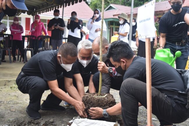 Bupati Tanam Pohon Sambut Hari Bakti PU