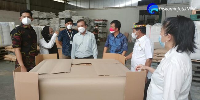 BUPATI NUNUKAN BERSAMA GUBERNUR KALTARA KUNJUNGI PABRIK RUMPUT LAUT