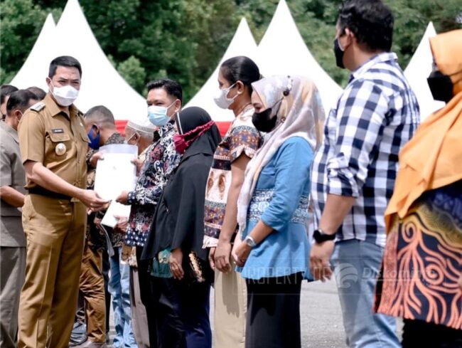 Serahkan 1.000 Sertifikat Tanah, Wali Kota Pesan Gunakan Sebaik-baiknya