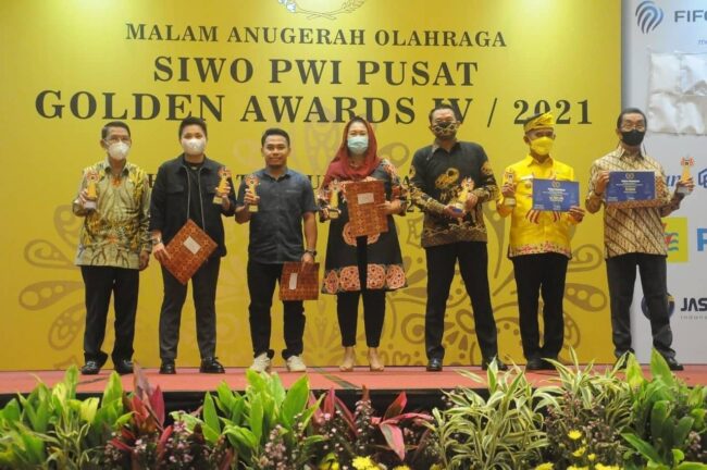 WALI KOTA TERIMA GOLDEN AWARDS IV